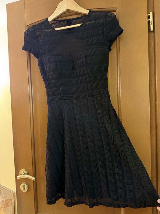 Czarna sukienka Guess