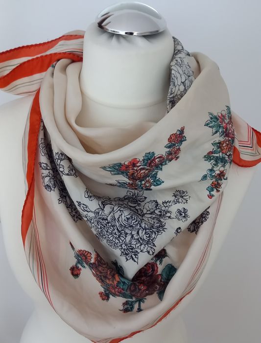 Modne  dodatki wiskoza wzorzyste nowe