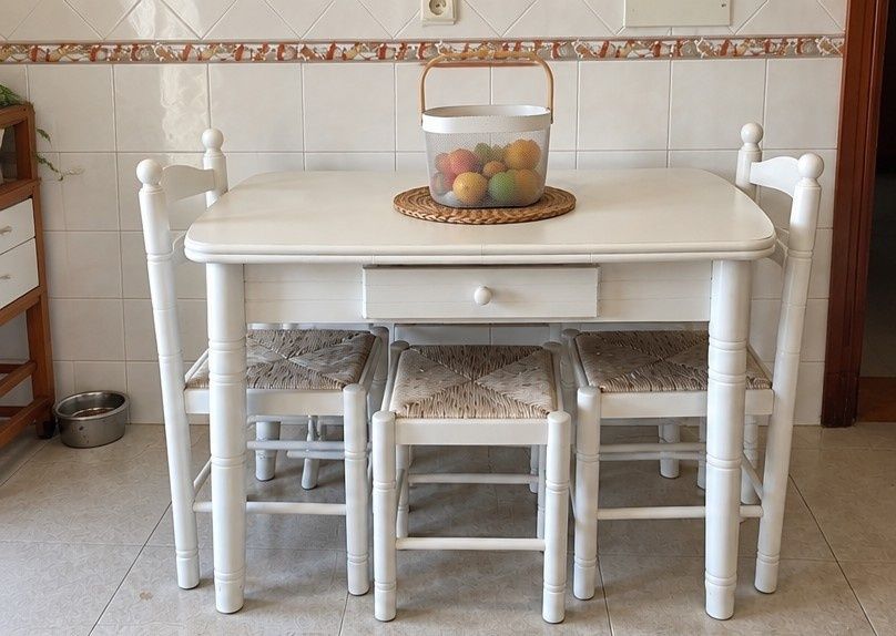 Mesa de Cozinha Extensível + 4 Cadeiras + 1 Banco