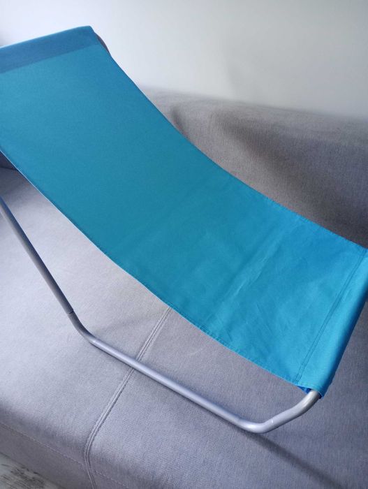 dwa składane leżaki