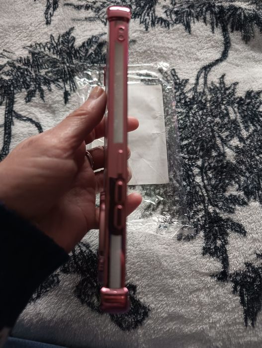 Nowe etui na telefon Realme 11pro+ różowe.