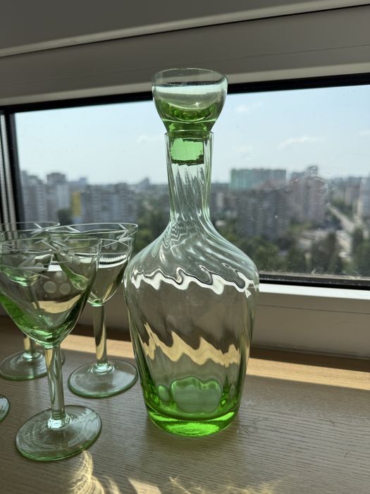 Штоф, графин и бокалы из зеленого стекла