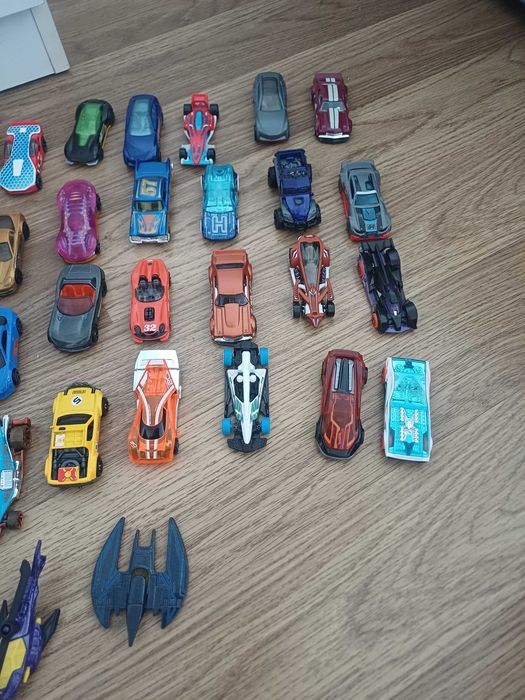 72 auta hot wheels,1 helikopter