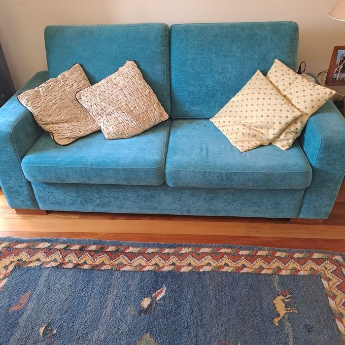 Sofá cama  de casal cor azul com pouca utilização  em muito bom estado