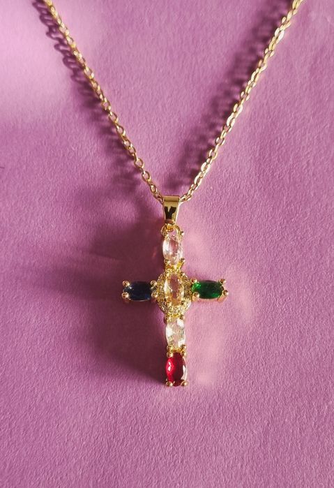 Colar dourado, em aço, com cruz colorida. Tem extensor.