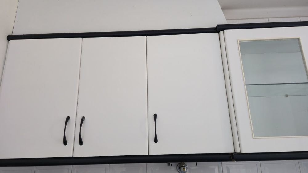 Cozinha Completa em "L"  com Eletrodoméstico,  Bancada em Granito Negro e Lava-loiça + Mesa de jantar