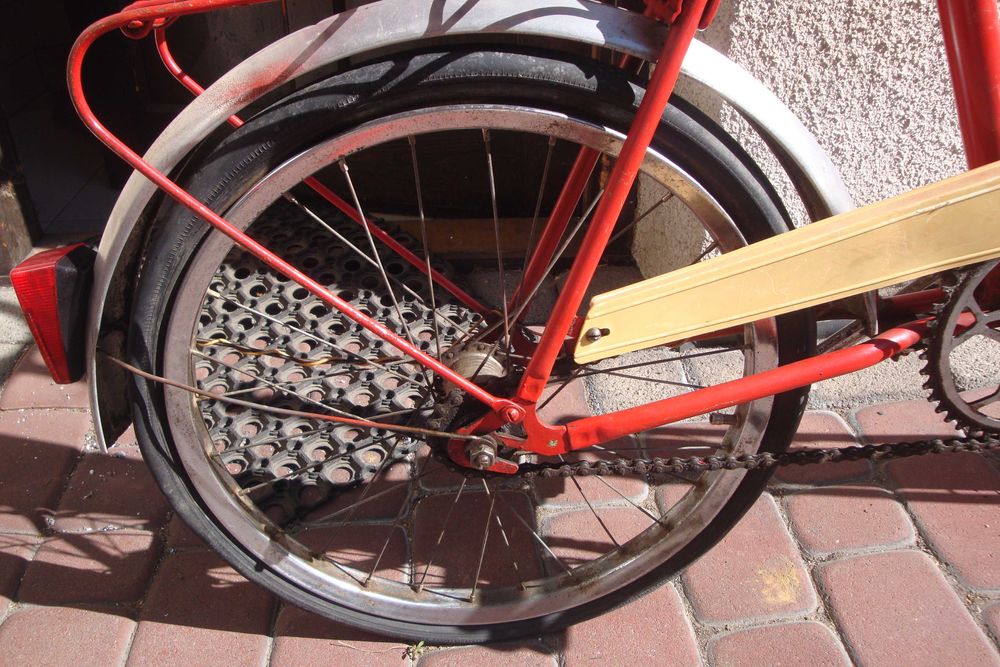 Koła - rower z PRL-u.