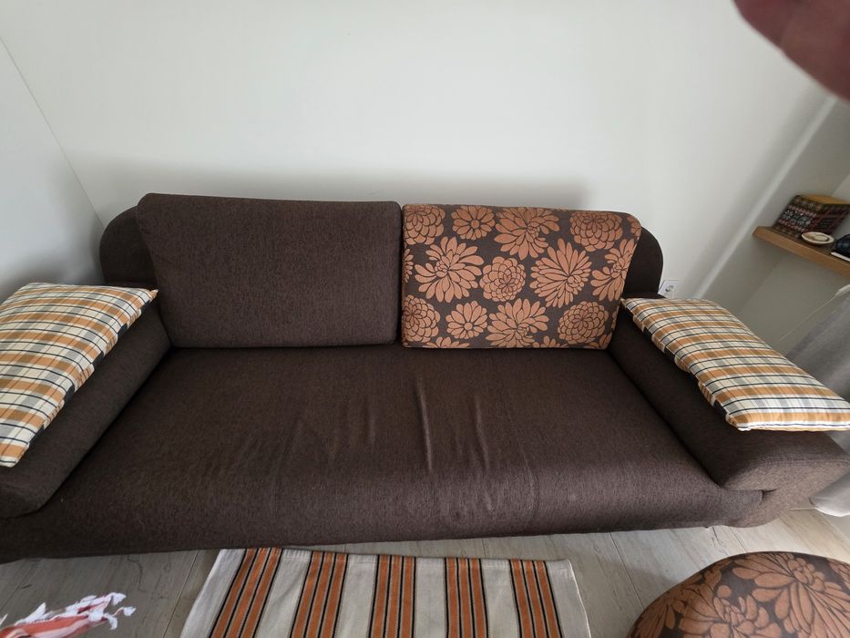 Sofá  e mesa/ puff de apoio
