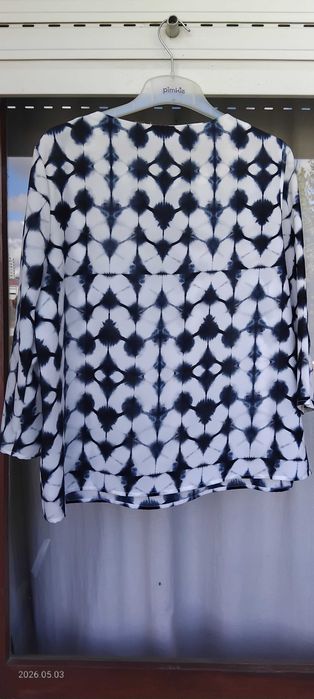 Blusa nova de Verão azul escura com motivos brancos t° L