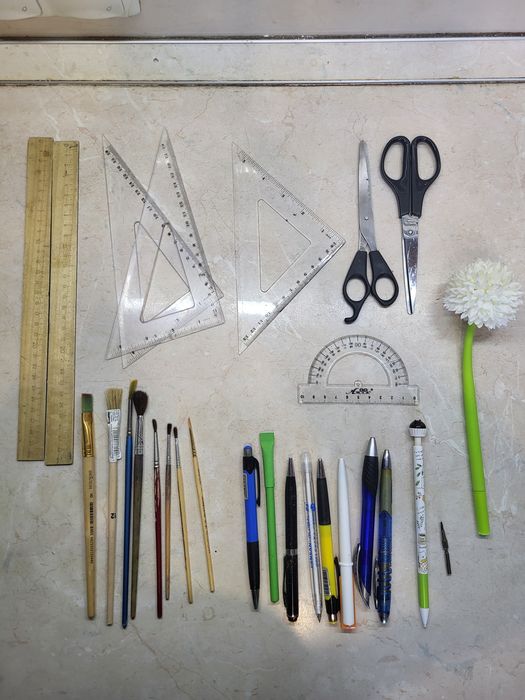 Канцелярія: ручка, офісні ножиці, трафарети, лінійка, пензлі, косинець