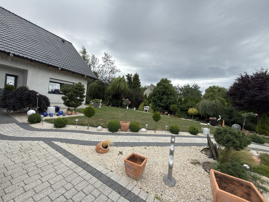 Dom z basenem i ogrodem