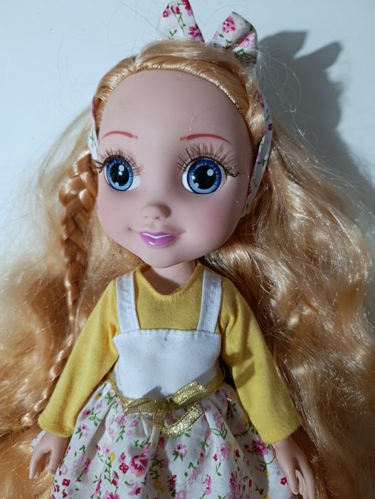 Ładna lalka w ubranku