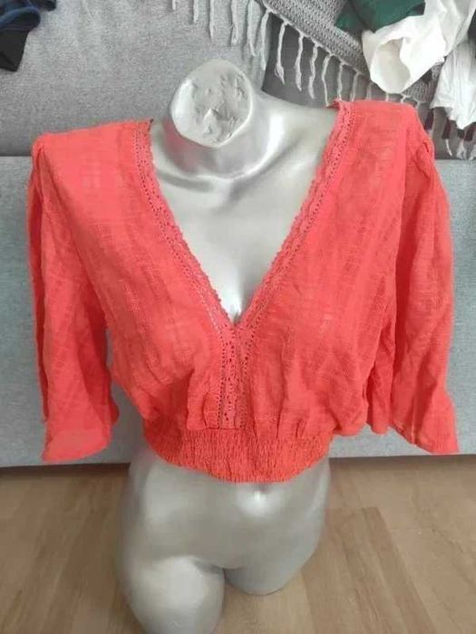 Top Curto Coral com Detalhes em Renda – Estilo Boho Chic Lanidor