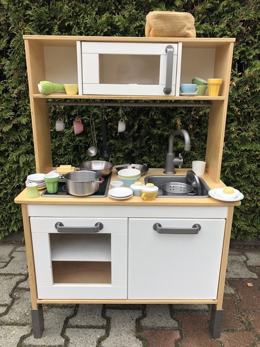 Kuchnia dla dzieci Ikea kuchenka z akcesoriami garnki kubki do zabawy