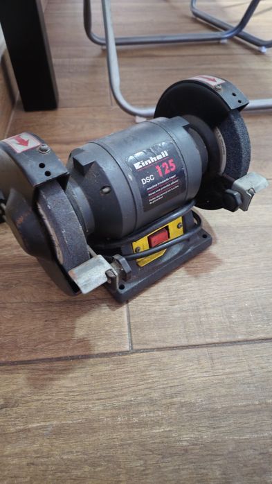 Esmerilador de bancada Einhell DSC 125 – a funcionar