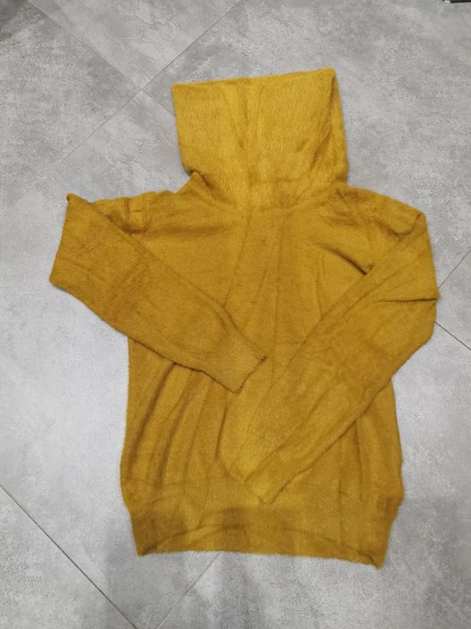 Włochaty sweterek z kominem