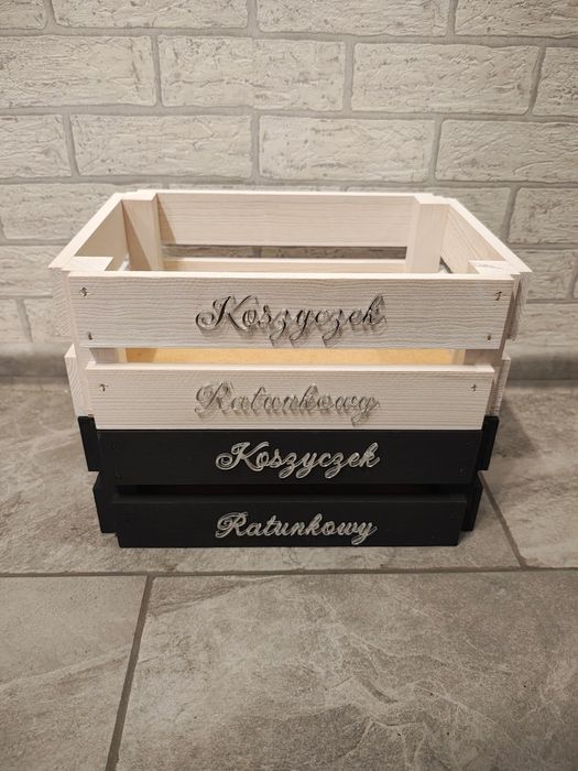 Nowe koszyki ratunkowe ze srebrnymi napisami plexi