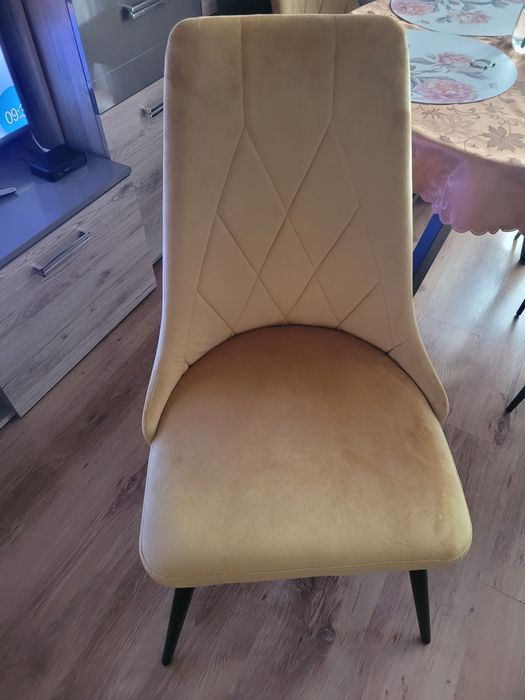3 krzesła welurowe musztardowe