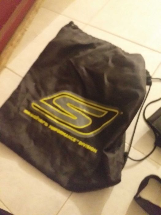 Trotinete, capacete, joelheiras e cotoveleiras