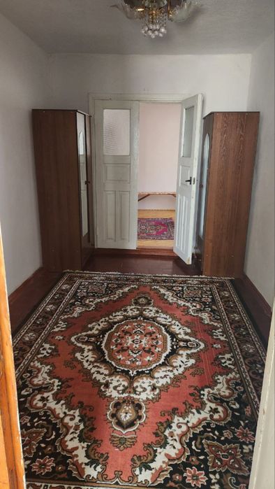 Два будинки на одному подвірʼї