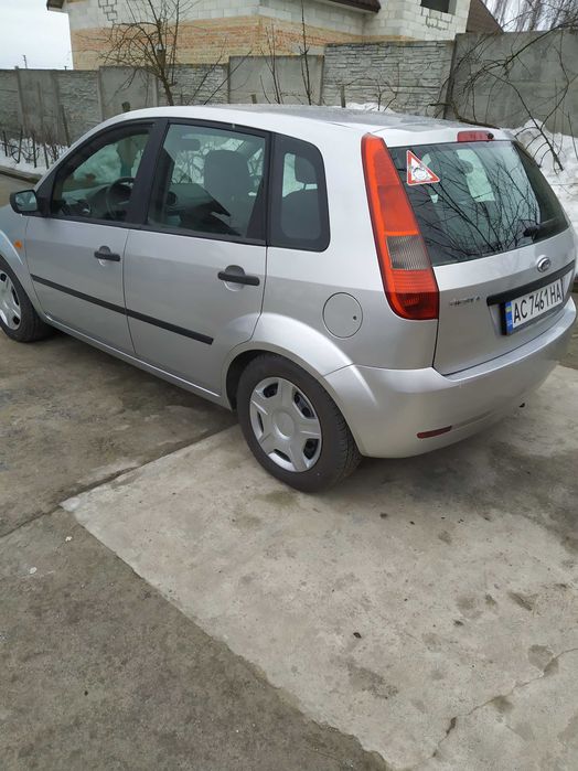 форд фієста 1.4 бензин у хорошому стані.