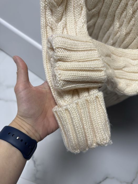 Подовжений теплий обʼємний светр з вовни.