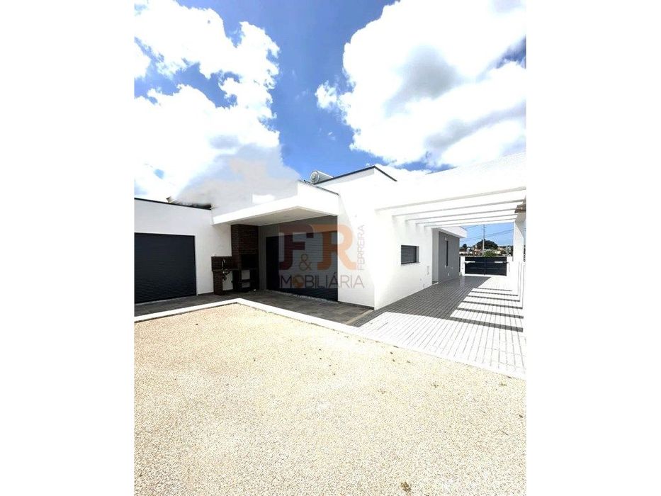 Isolada Térrea T3+1 Fernão Ferro