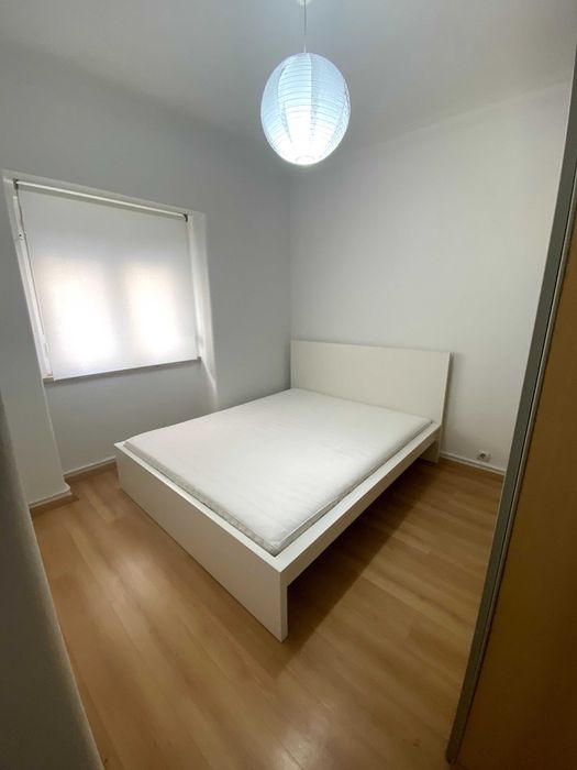 Cama em excelente estado, sem marcas ou danos