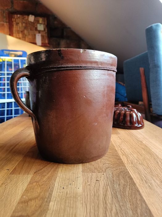 Piękny duży gliniany garnek