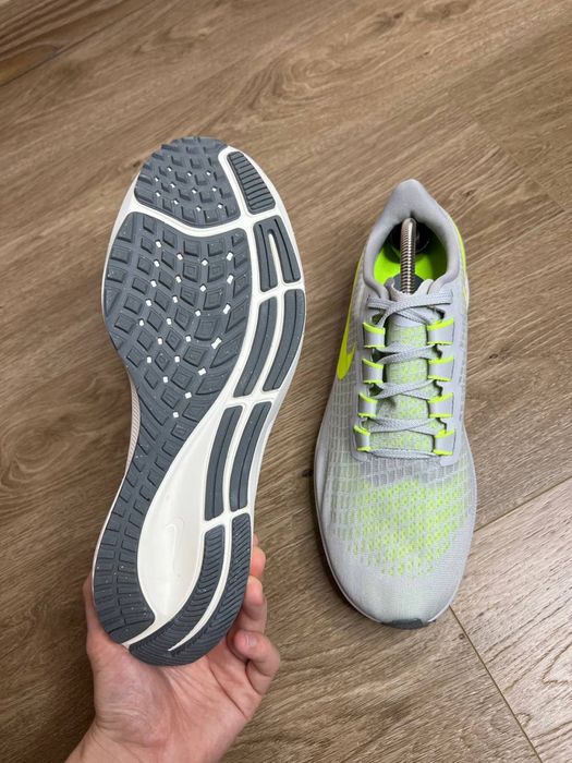 Продам БОМБЕЗНІ чоловічі бігові кросівки Nike Air Zoom Pegasus 37