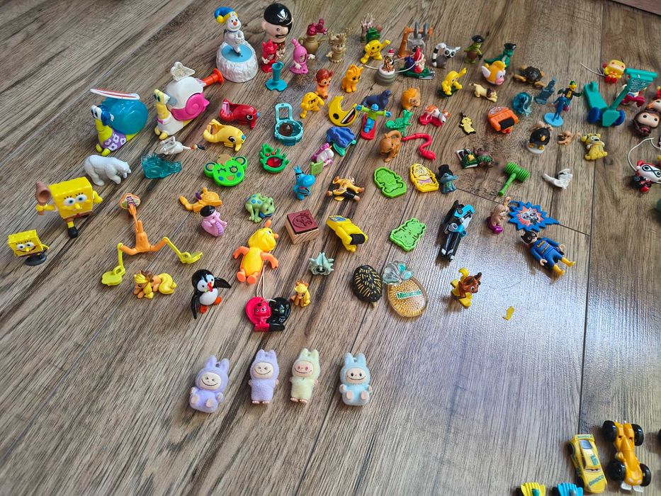 Figurki Kinder dinozaury mebelki dla lalek itp