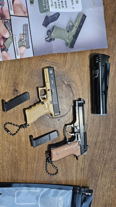 Escala 1:3  GLOCK 17/ Beretta M92  metal replica á real, não dispara
