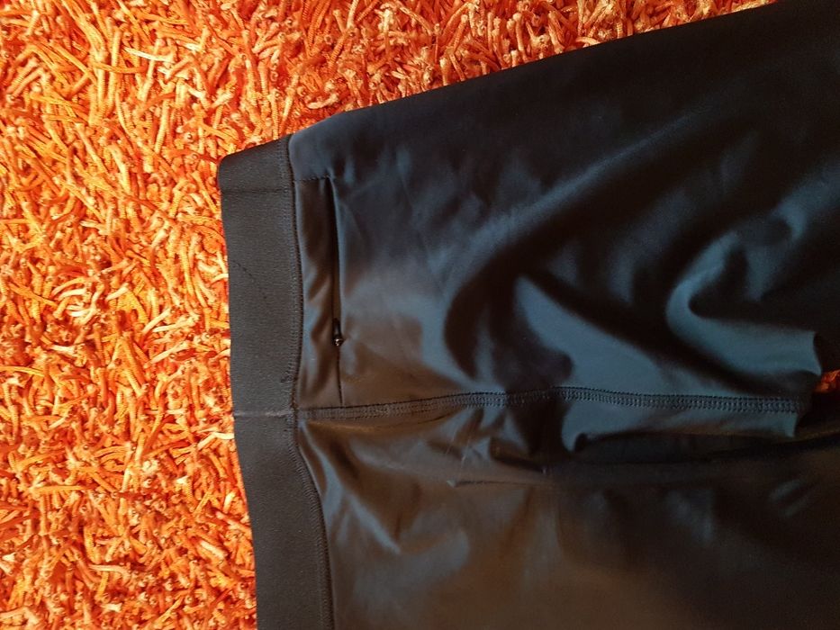 PORTES GRÁTIS - Leggings Desportivas Pretas com Riscas Douradas(Nr36)