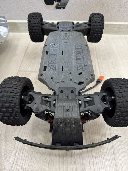 Машинка на радиоуправлении Arrma 1/8 MOJAVE 4S 4X4