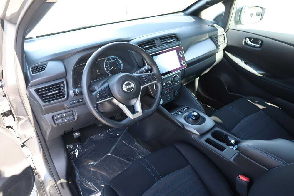 Nissan LEAF      2022
