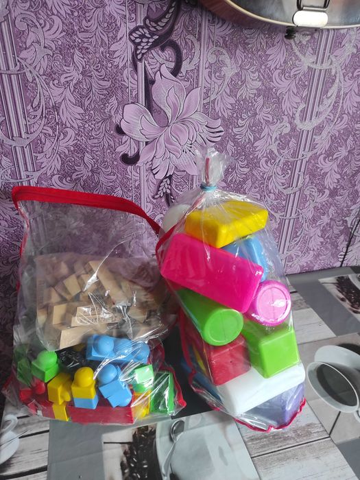 Іграшки, кубики, конструктор