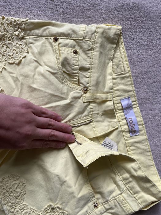 Żółte spodenki relish