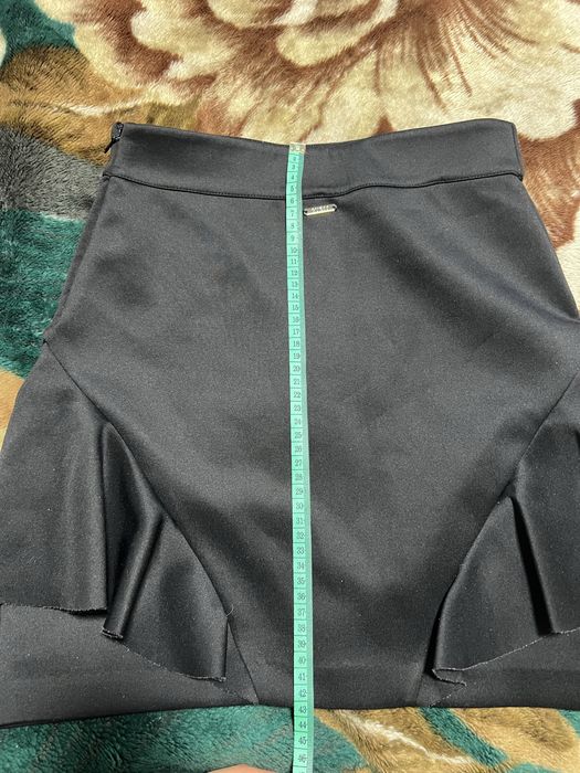 Спідниця міні Guess чорна з воланами, розмір XS/S