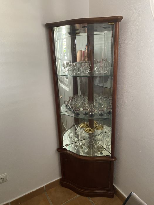 Móvel de esquina para sala ou sala de jantar com louça incluida.
