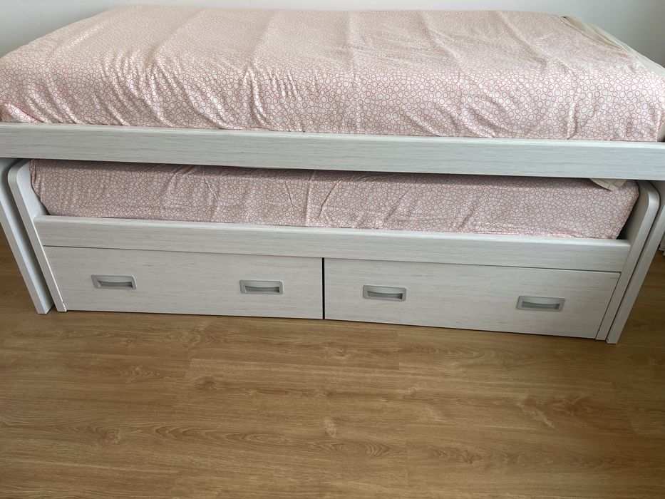 Cama de solteiro com gavetas e colchões