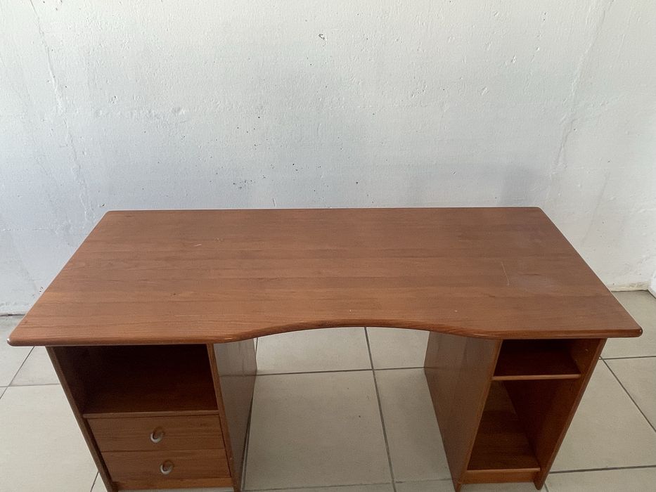 Secretária com gavetas