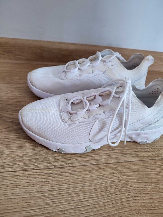 NIKE Renew Lucent białe lekkie sneakersy. Idealne na wiosnę!