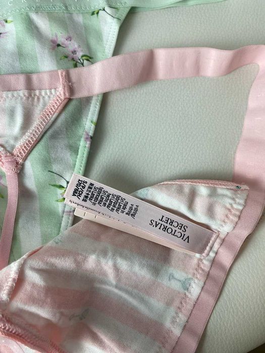 Majtki stringi 4 szt. z logo Victoria's Secret