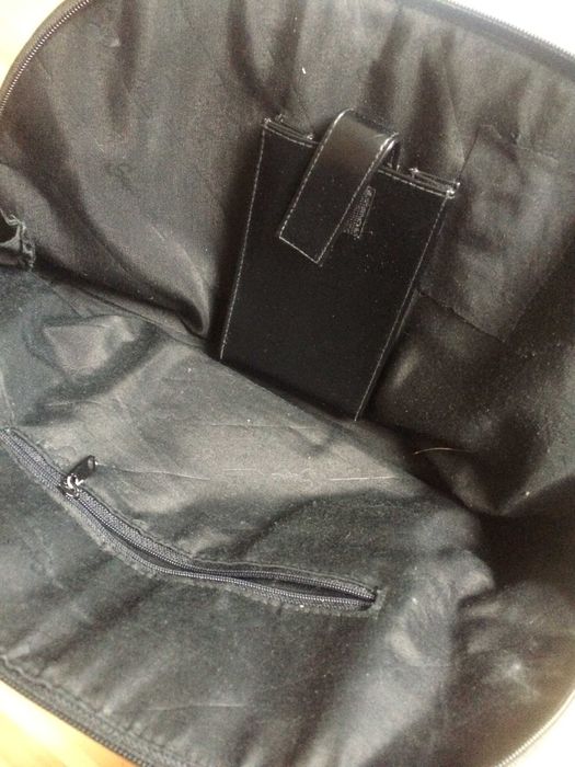 czarna torebka do ręki w paski