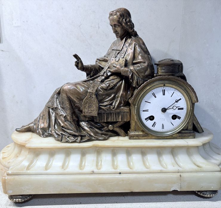 Raro antigo relógio de lareira francês V. Maugis com figura religiosa