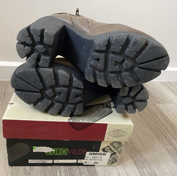 Botas castanhas com salto (Catisa, tamanho 39)