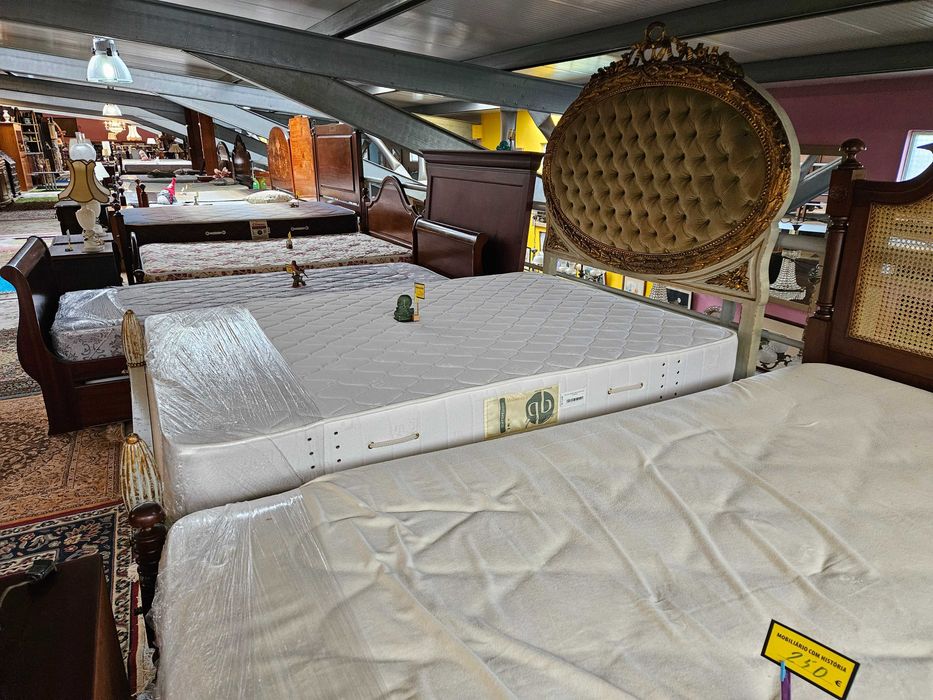 Cama antiga com bonita cabeceira, mais estrado e colchão - Algumas