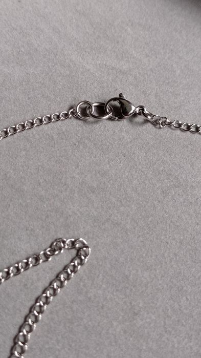 Naszyjnik na srebrnym łańcuszku z kamiennym wisiorkiem