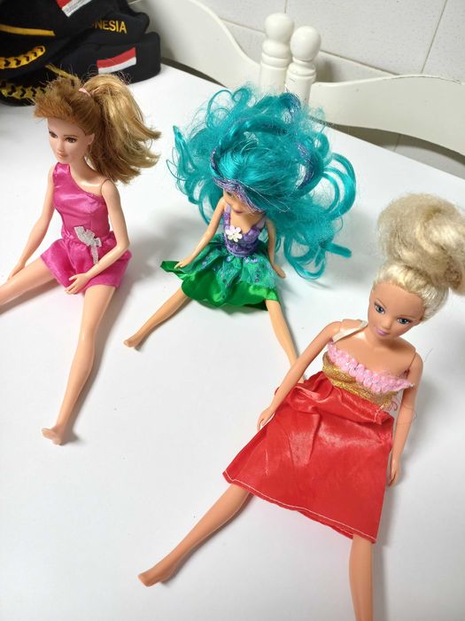 Carro Fiat 500 com 3 Barbies e a Ana do filme Frozen