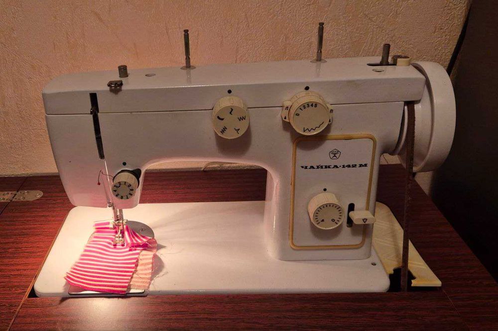 Продам швейну машинку "Чайка 142-М"